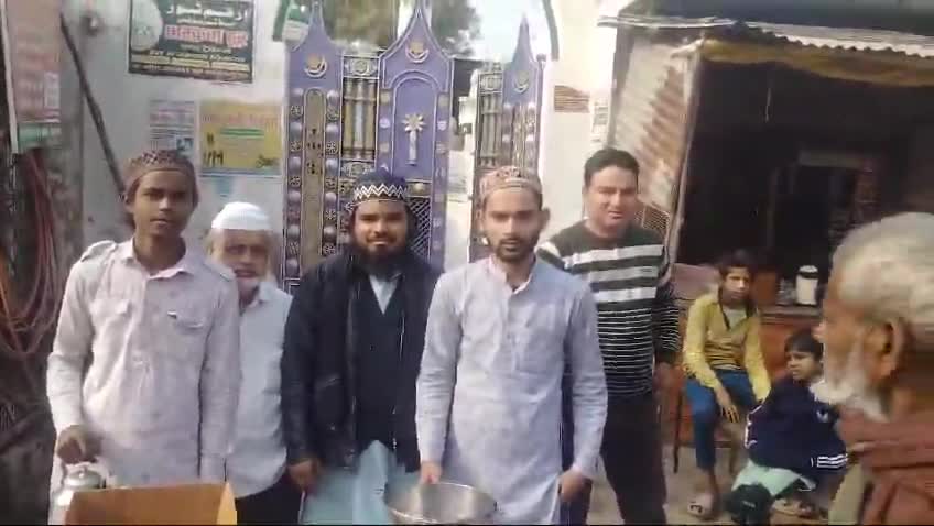 डेरापुर: झींझक कस्बे के जामा मस्जिद के बाहर भीषण ठंड में नवयुवको ने किया चाय का वितरण

#Jhinjhak #KanpurDehat #AbhayAwasthi