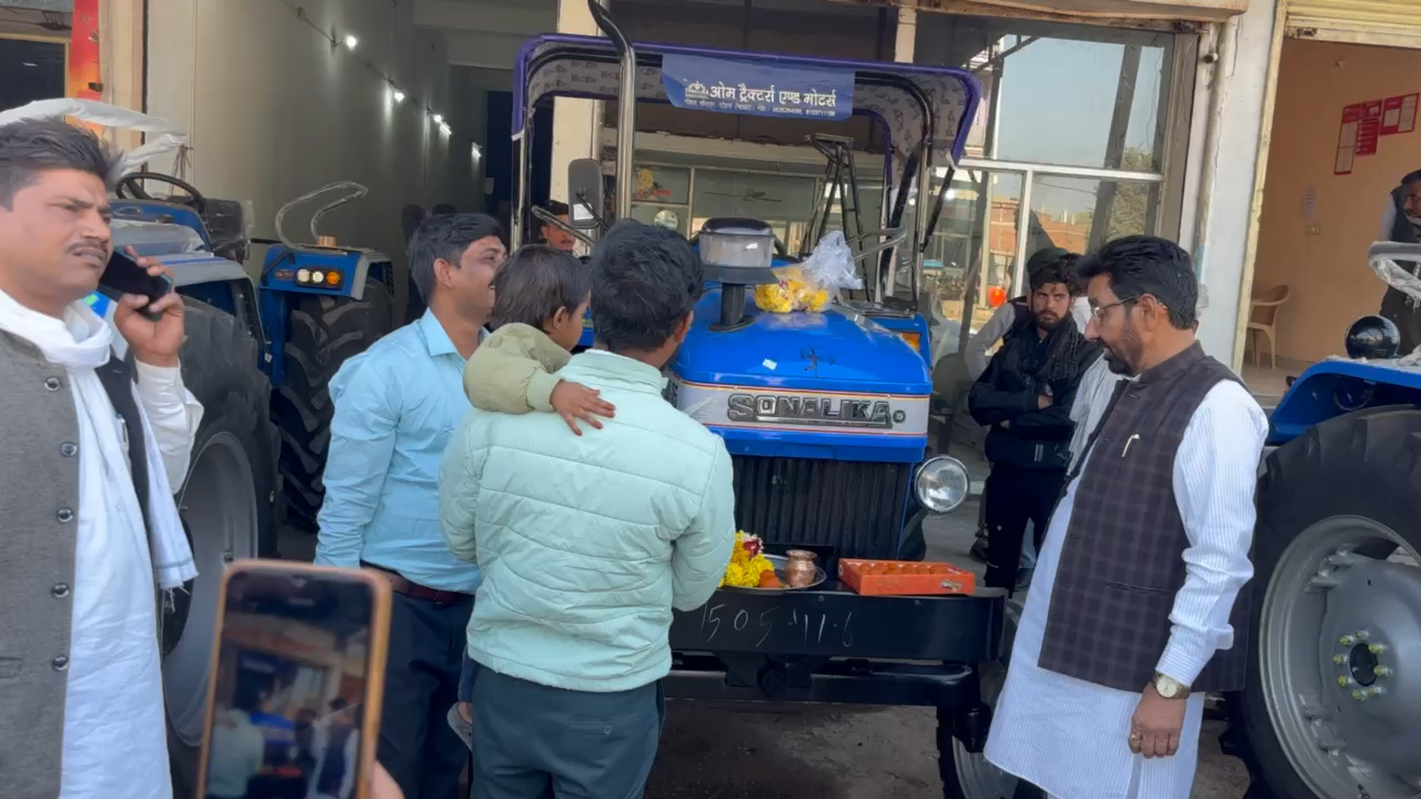 humare God Bidhayak kesavDesai ji dwara tractor Pujan karte hue