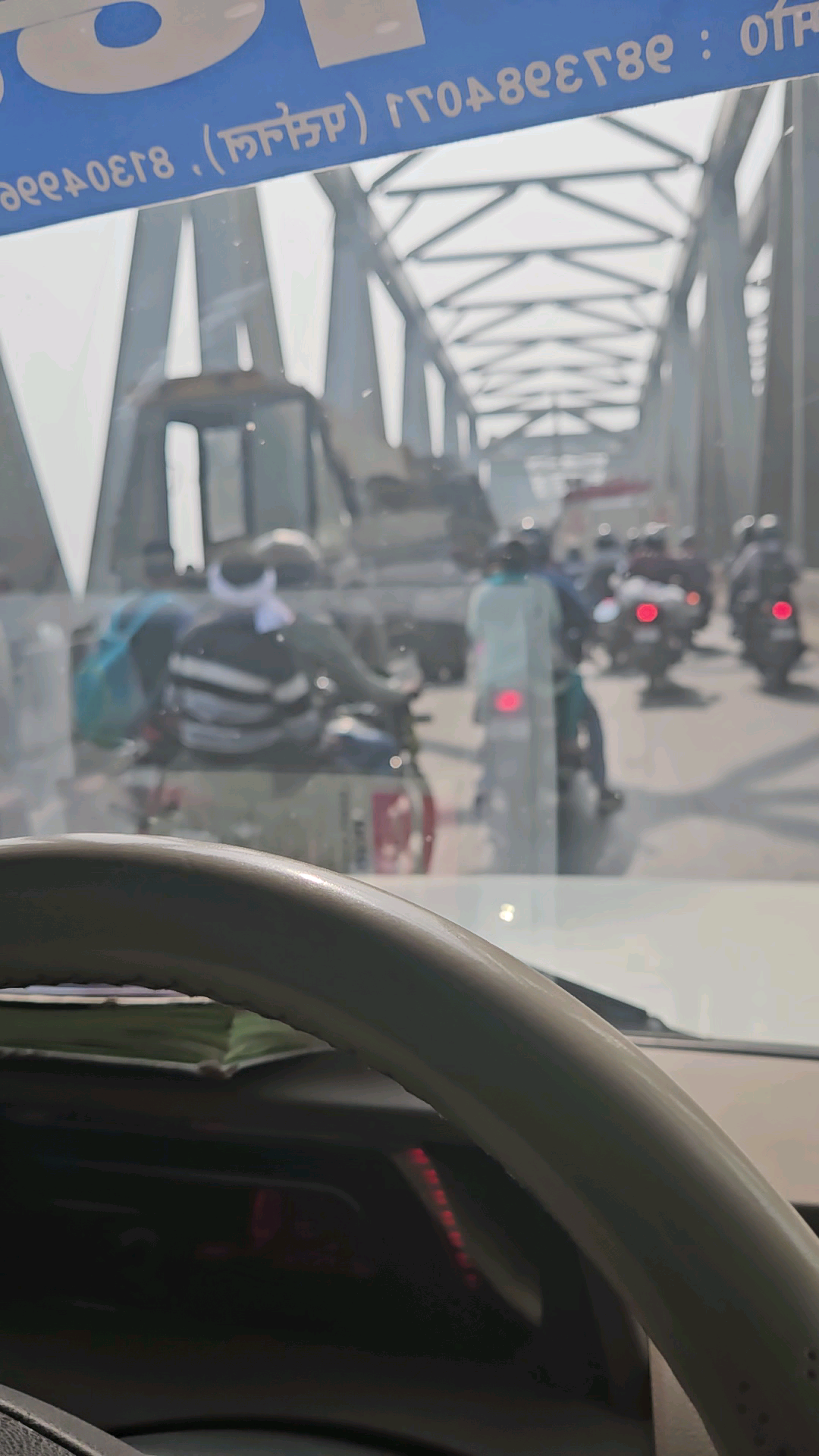 पटना गांधी सेतु पर लगा सीएनजी स्टार लाइन बस में आग जब तक फायर ब्रिगेड पहुचा तब तक पूरा बस जल कर खाक हो गया #patnalive@