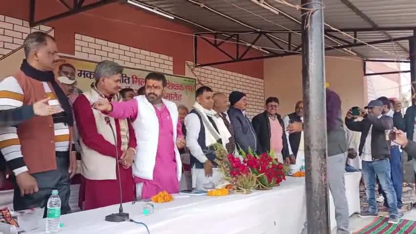 तिरहुत स्नातक बृजवासी स्वागत समारोह औराई राम जेवर उच्च विद्यालय में रखा गया शिक्षक लोग उपहार देकर किय सम्मानित