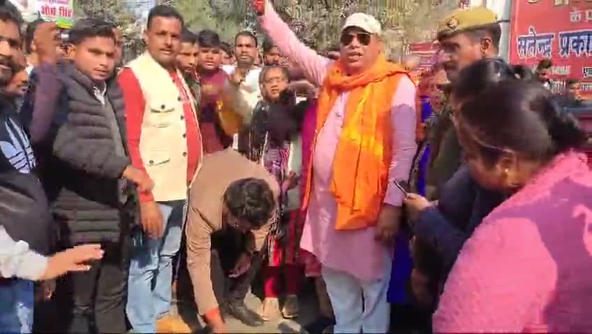 जिला अधिकारी द्वारा मुख्यमंत्री योगी आदित्यनाथ जी को चाइनीज माजा, गोकशी को ज्ञापन सौंपा।