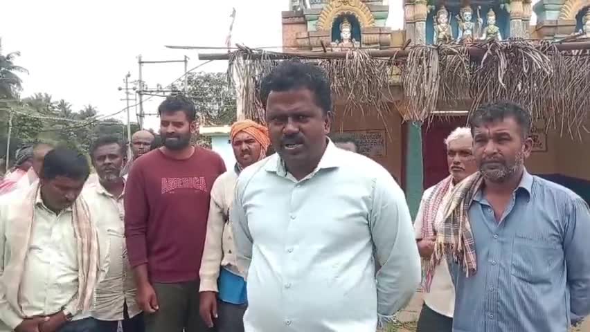 ತುರುವೇಕೆರೆ: ಹನುಮಂತರಾಯ ಸ್ವಾಮಿ ದೇವಾಲಯದ ರಕ್ಷಣೆಗೆ ಚಟ್ಟನಹಳ್ಳಿ ಗ್ರಾಮಸ್ಥರಿಂದ ತಹಶೀಲ್ದಾರ್ ಮನವಿ