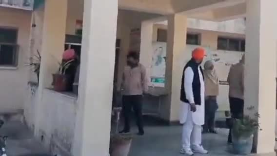 ਤਪਾ: ਬਰਨਾਲਾ ਦੇ ਪਿੰਡ ਮੱਝੂਕੇ ਵਿਖੇ ਇੱਕ ਨੌਜਵਾਨ ਨੂੰ ਹਥਿਆਰਬੰਦ ਬਦਮਾਸ਼ਾਂ ਨੇ ਕੁੱਟ ਕੁੱਟ ਕੇ ਗੰਭੀਰ ਜ਼ਖਮੀ ਕੀਤਾ