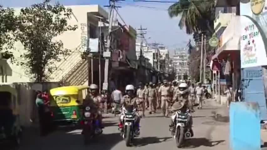 ಮಧುಗಿರಿ: ಪಟ್ಟಣದಲ್ಲಿ ಡಿವೈಎಸ್ಪಿ ಮಂಜುನಾಥ್ ನೇತೃತ್ವದಲ್ಲಿ  ದಿಢೀರ್ ಪಥಸಂಚಲನ ಸಾರ್ವಜನಿಕರಲ್ಲಿ ಅಚ್ಚರಿ