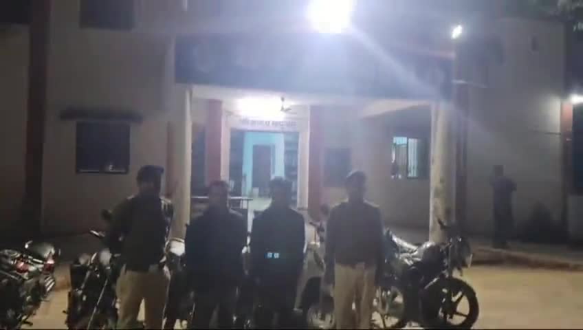 फार्म हाउस के कमरा दैहानीभाठा बागबाहरा में जुआ खेलते विधि से संघर्षरत बालक सहित 3 जुआडी महासमुंद पुलिस के गिरफ्त में