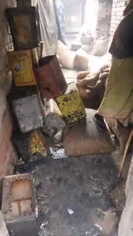 आग लग जाने से लाखों का सामान जल के राख हो गया