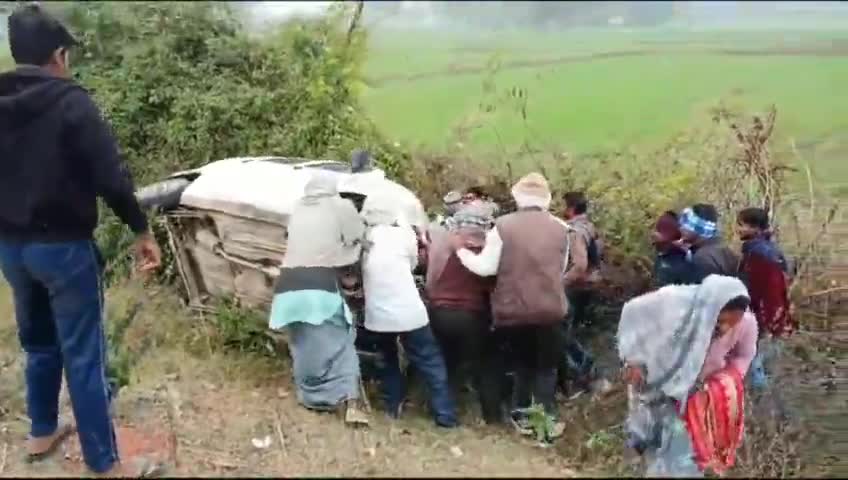 करैरा: लगूरी रोड़ पर चार पहिया वाहन यानियंत्रण होकर गड्डे में पलटी,बड़ा हादसा होने से टला,...*