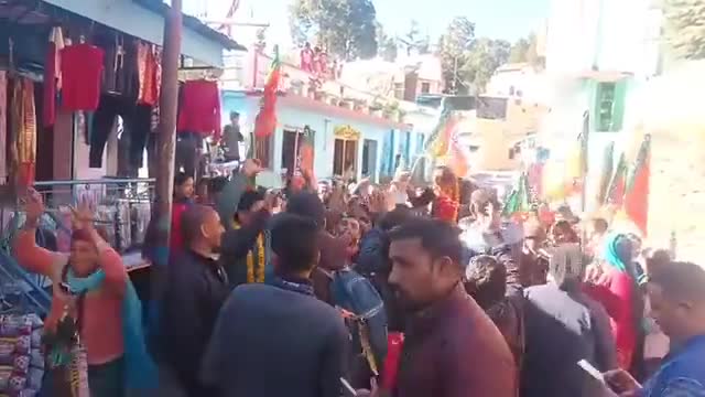 #थलीसैण मे आज  कार्य कर्ताओं दुवारा बड़ी संख्या मे बीजेपी नगर् पंचायत अध्यक्ष    उमीदवार श्रीमति  बिनीता देवी के समर्थक