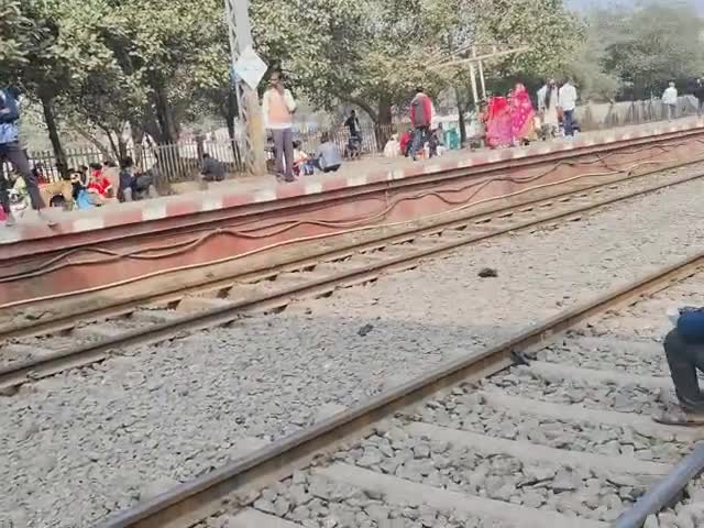 ट्रेन आज बंद है पटना गया जाने वाले  student Ke Karan band hai train
