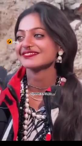 मोती माला बेचने वाली लड़की हुई महाकुंभ मेले मैं हुई वायरल वह मोती बेचने के सिवाय वह फोटो दूसरे भक्तों के साथ ही वायरल ।