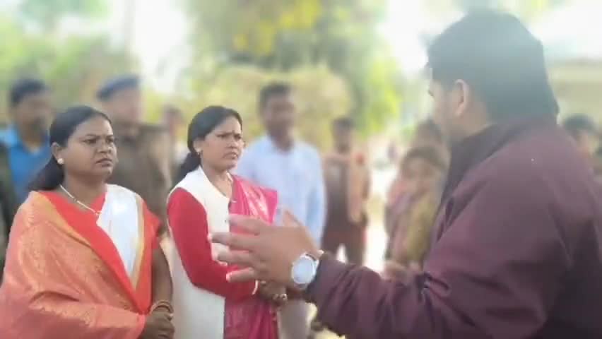 मृतक के परिजनों से मिलने पहुंची विधायक श्रीमती दीपा मांझी, अधिकारियों को दूरभाष कर मुआवजा देने का दिया निर्देश