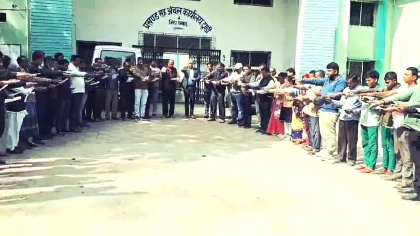 टुंडी : राष्ट्रीय मतदाता दिवस के मौके पर बीडीओ विशाल कुमार पाण्डेय व सीओ जितेन्द्र प्रसाद ने प्रखण्ड एवं अंचल कर्मियों