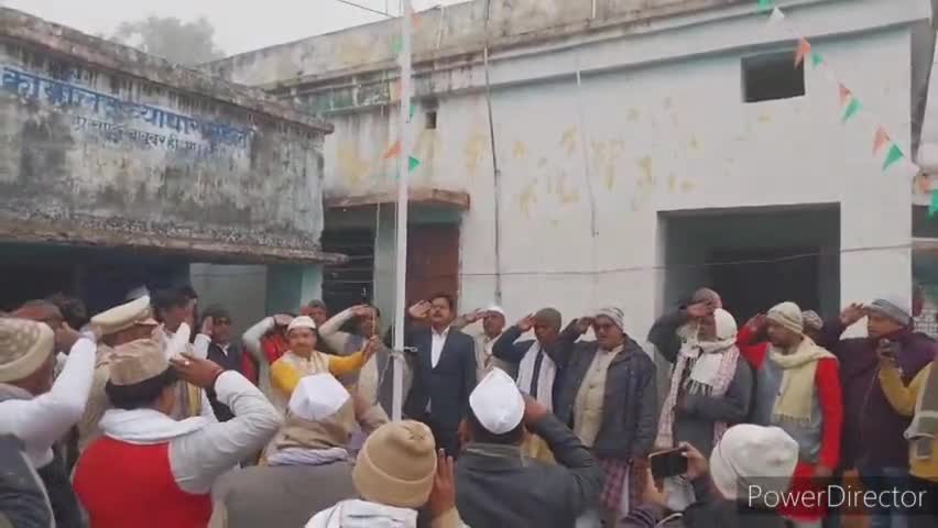बाबूबरही: प्रखंड परिसर स्थित पैक्स कार्यालय के आगे प्रखंड टैक्स अध्यक्ष ने गणतंत्र दिवस पर तिरंगा फहराया