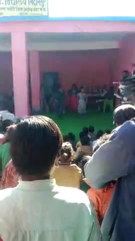 चंदेरी निदानपुर गांव में विद्यालय डांस छोटी बच्चियों द्वारा