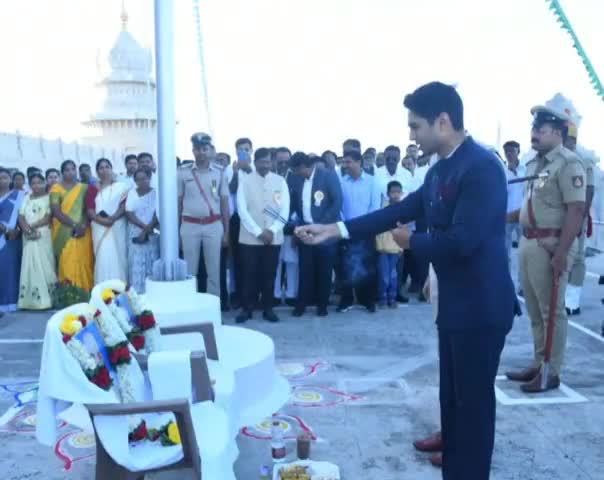 ರಾಮದುರ್ಗ: ಬೆಳಗಾವಿಯ ಸುವರ್ಣ ವಿಧಾನಸೌಧದಲ್ಲಿ ಧ್ವಜಾರೋಹಣ ನೆರವೇರಿಸಿದ ಜಿಲ್ಲಾಧಿಕಾರಿ ಮೊಹಮ್ಮದ್ ರೋಷನ್