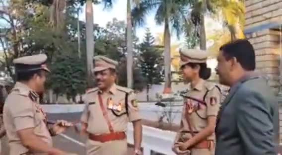 ರಾಮದುರ್ಗ: ನಗರದ ಎಸ್ಪಿ ಕಚೇರಿಯಲ್ಲಿ ಧ್ವಜಾರೋಹಣ ನೆರವೇರಿಸಿದ ಜಿಲ್ಲಾ ಪೊಲೀಸ್ ವರಿಷ್ಠಾಧಿಕಾರಿ ಡಾ. ಭೀಮಾಶಂಕರ ಗುಳೇದ್