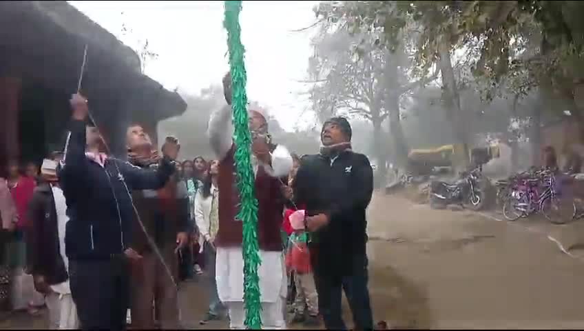 कुचायकोट: रामवृक्ष धाम क्रेन यूनियन नेचुआ जलालपुर में झणडोतोलन करते मारकेणडे राय, डा0 श्री प्रकाश बरनवाल, बिनोद शाही, टीके यादव
