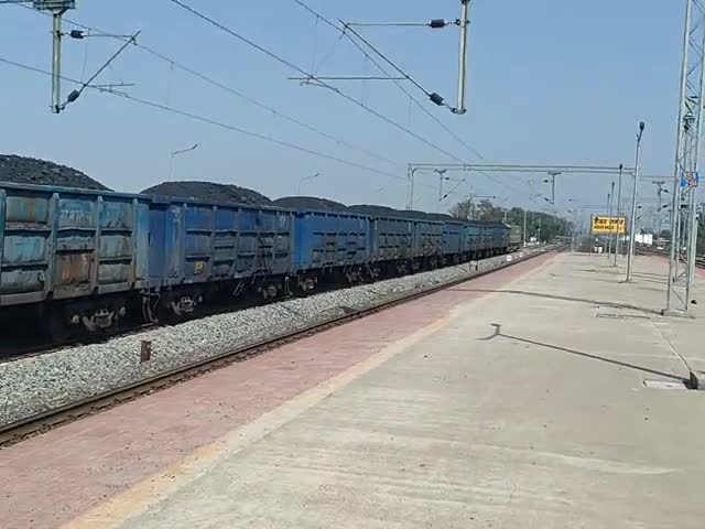 क्या रेलवे के मालगाड़ीयों में कोयलें की अवैध ढुलाई हो रही है ओर अगर नहीं तो क्या कोयलें को ढ़कना जरूरी नहीं है ✨