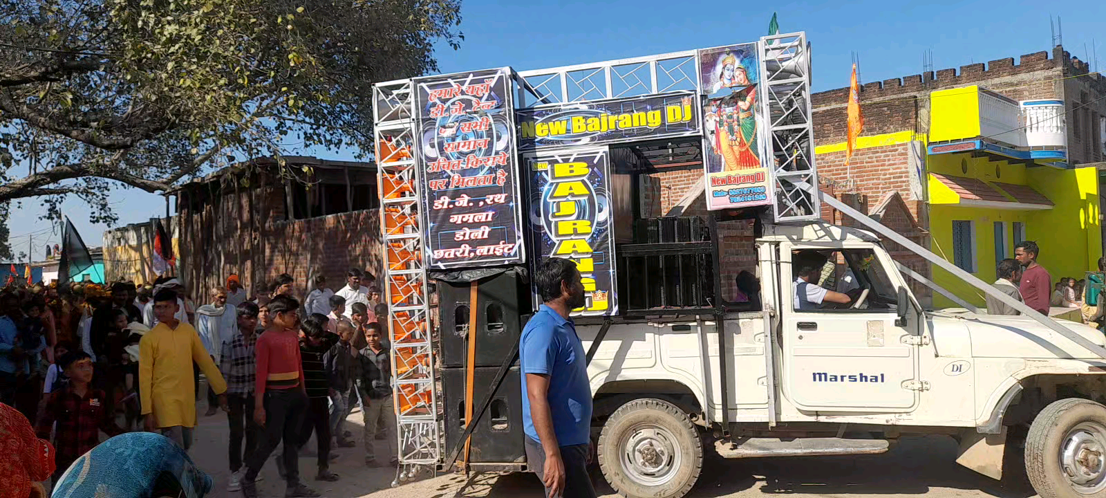 ग्राम सरसई मे भव्य कलश यात्रा के साथ वाके विहरी मंदिर पर भागवत कथा आज से प्रारंभ हुयी कथा वाचक पं अशोक तिवारी यजमान रामर