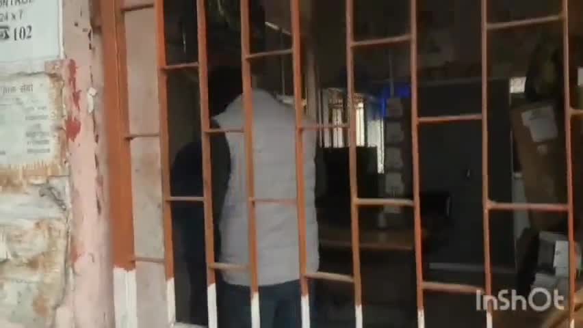पीपराकोठी: पीपराकोठी पीएचसी के कर्मी द्वारा मरीजों से इलाज के नाम पर पैसे मांगने के विरोध में ग्रामीणों ने ताला जड़कर प्रदर्शन किया