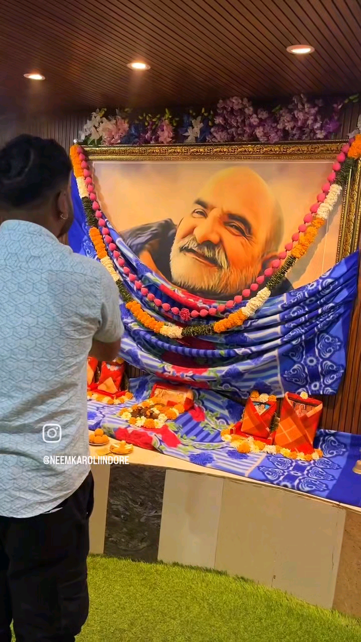 #नीमकरौरीधामइंदौर  #neemkarolimaharajji #neemkarolibabaashramtaos #neemkarolibaba❤️ #neemkarolibabaquotes #tuesday #hanumanji #hanumanchalisa #aarti #today #newpost #darshan #indorecity #indian9
