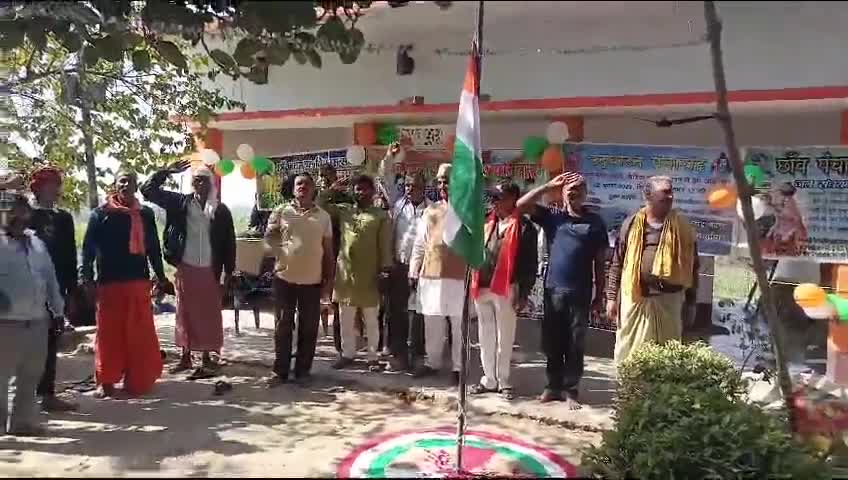 कैमूर किसान यूनियन के तत्वावधान में महावीर शिव मंदिर धाम भेरियां पर 26 जनवरी का ध्वजारोहण हुआ।