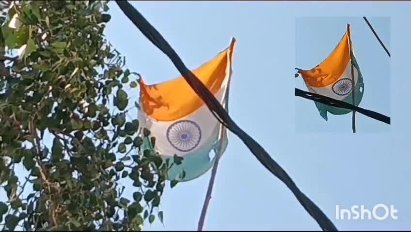 लोहारदा गणतंत्र दिवस पर नगर परिषद के सामने लगा रहा फटा तिरंगा