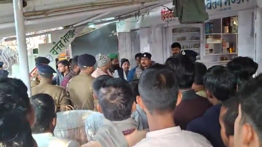 Baniyapur dhana ke koluaa Bazar per 
ek sonar dukan kuch apradhi ne lutta