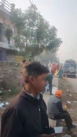 National Highway jari gram sabha padyatra karte hue log 60 kilometer paidal jaate hue shradhaluon  Kumbh#mahakumbh