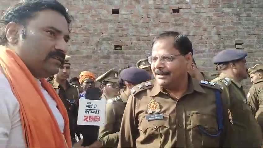 बड़ी खबर : यूपी के लखीमपुर खीरी मे हिन्दू युवती की हत्या पर बवाल, लव जिहाद का लग रहा मामला..हिन्दू संगठन पहुंचे परिजनों क
