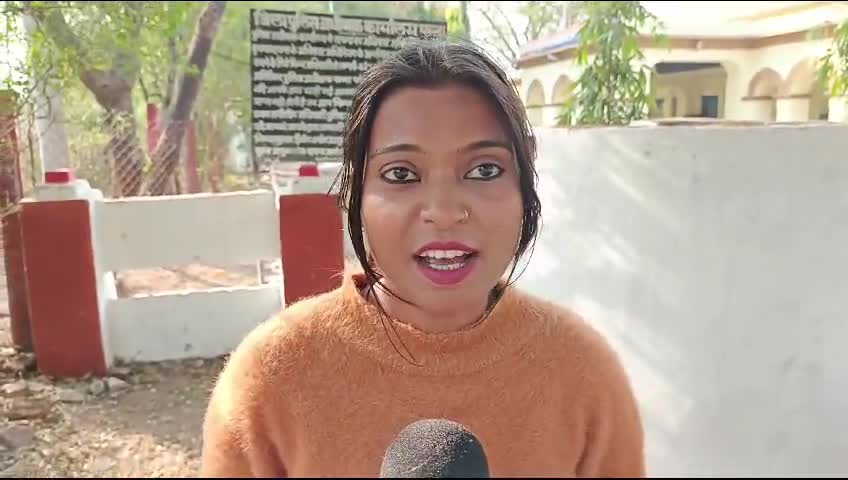एक महिला को पीड़ित कर जा रहा है 
पन्ना हीरा की नगरी