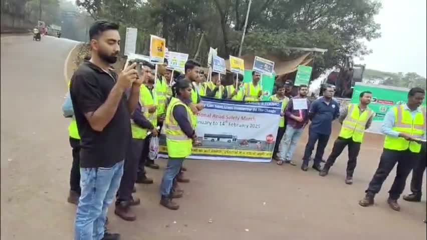 नोआमुंडी डीवीसी चौक में L&T कंपनी के द्वारा चलाया गया सड़क सुरक्षा जागरूकता अभियान, गुलाब फूल एवं टॉफी का वितरण किया गया