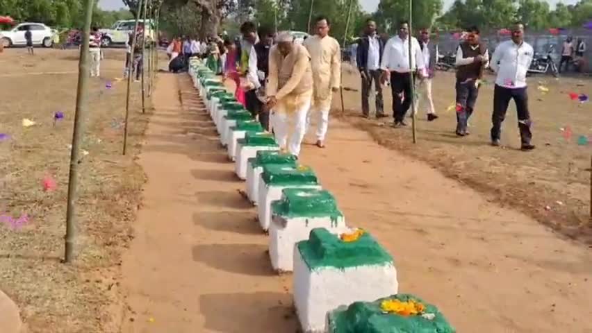 टुंडी : टुंडी के दुर्गाडीह शहीद बेदियों पर माल्यार्पण कर श्रद्धांजलि अर्पित कर सभी वीर शहीदों को याद करते हुए नमन किया