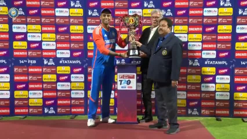सूर्यकुमार यादव के कप्तानी में भारत ने अंग्रेज को 150 रन से हराया.💪
INDIA WON T20I SERIES 4-1 AGAINST ENGLAND...!
Well Done Team India 🇮🇳🇮🇳
सूर्या कुमार यादव की शानदार कप्तानी।
#INDvENG