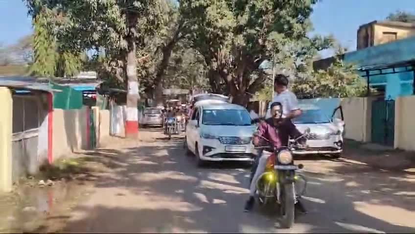 khada Panchayat ke ummiddawr Rajkumar cherwa ka namankan barne ka mahaul jisme 100 se bhi adhik janta ka bhid uumda jai
