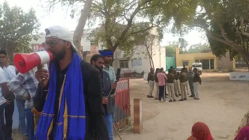भीम आर्मी कर रही है चिनौर  बताने का घेराव् धरने पर बैठे हुए हैं लोग