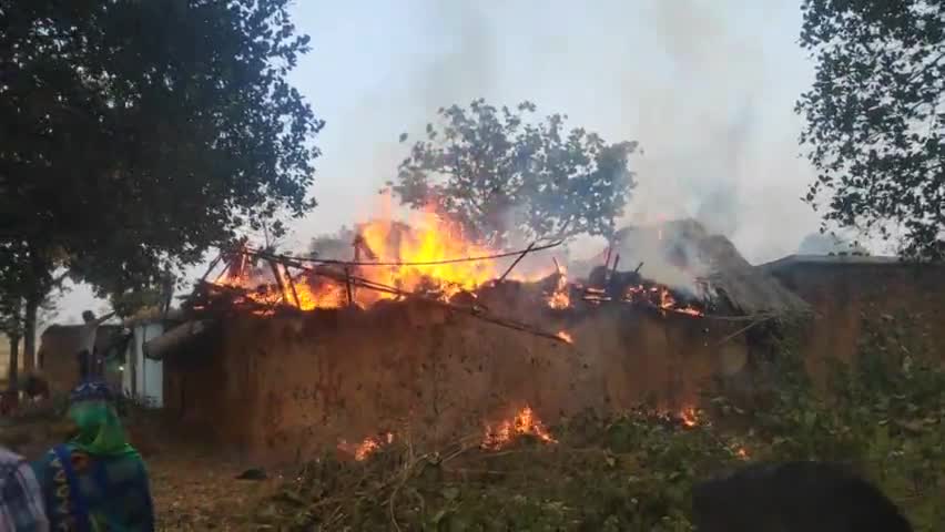 मोहनपुर थाना क्षेत्र ग्राम रंग मैं सतीश मांझी के घर में आगलगी की घटना