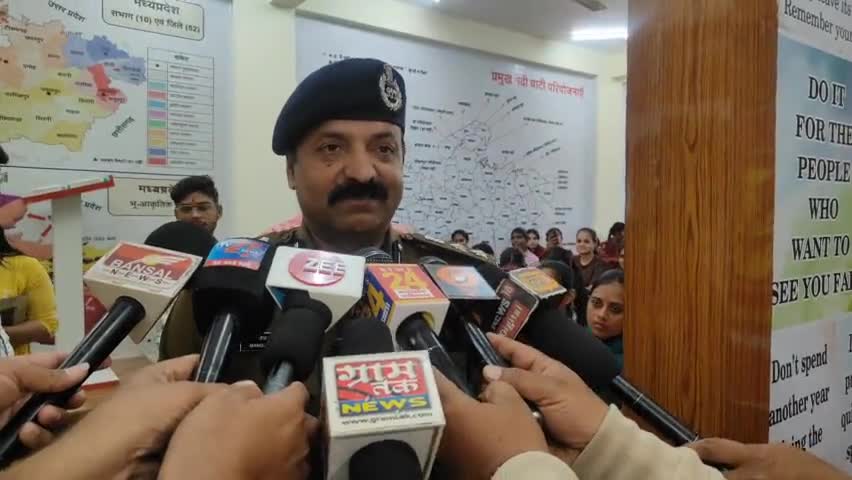 प्रतियोगिता परीक्षा में शामिल हुए बच्चों को अनुभव शेयर की सफलता की कहानी पुलिस अधीक्षक मनोज कुमार राय