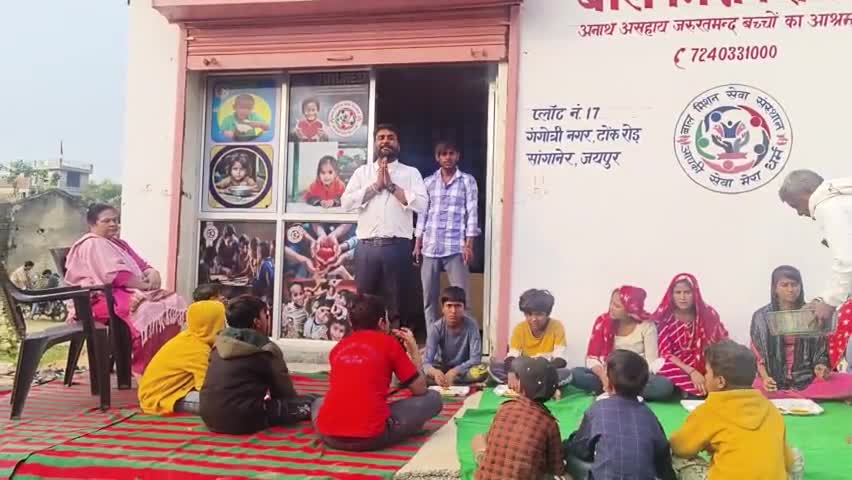 बाल मिशन सेवा संस्थान में बच्चों को भोजन  कराते हुए जन्म दिवस पर संजय शर्मा जी द्वारा