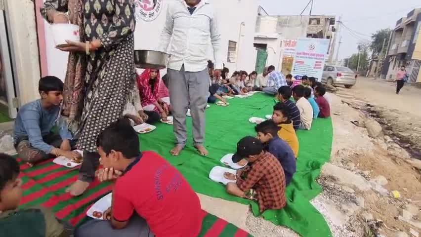 बाल मिशन सेवा संस्थान में बच्चे भोजन करते हुए