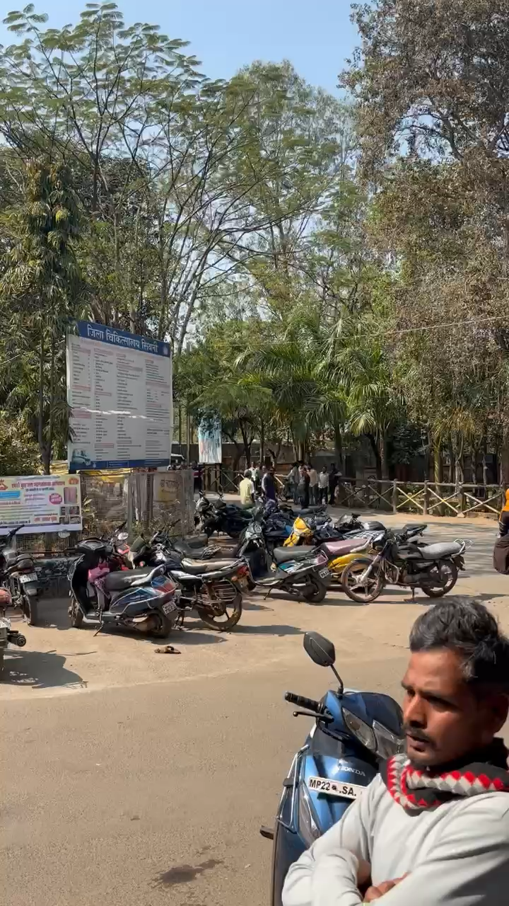 Seoni जिला चिकित्सालय परिसर सिवनी में साइकिल स्टैंड संचालकों की चल रही गुंडा गर्दी इन के उपर कानूनी कारवाही होनी चाहिए #crime #seoninews #seonihospital