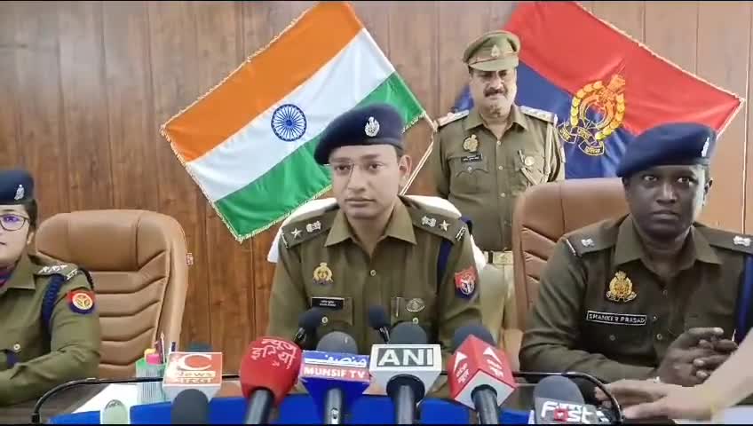 *बुलन्दशहर सिकन्दराबाद पुलिस ने 32 साल से फरार चल रहा हिस्ट्रिरीसीटर बदमाश को किया गिरफ्तार*

   बता दे की आजकल कुछ शाति