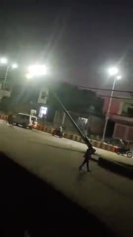 उनियारा तहसील में आज शाम 7:00 बजे एक ट्रक ने लाइट को नीचे गिरा दिया ...#उनियारा