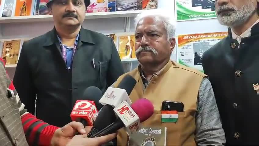 नई दिल्ली : विश्व पुस्तक मेले में पुस्तक #आईना_दिखाओ का विमोचन ब्रांड एंबेसडर जूनियर अमिताभ बच्चन (श्री महेंद्र दामानी जी) के कर कमलों द्वारा 4 फरवरी 2025 को किया गया ।