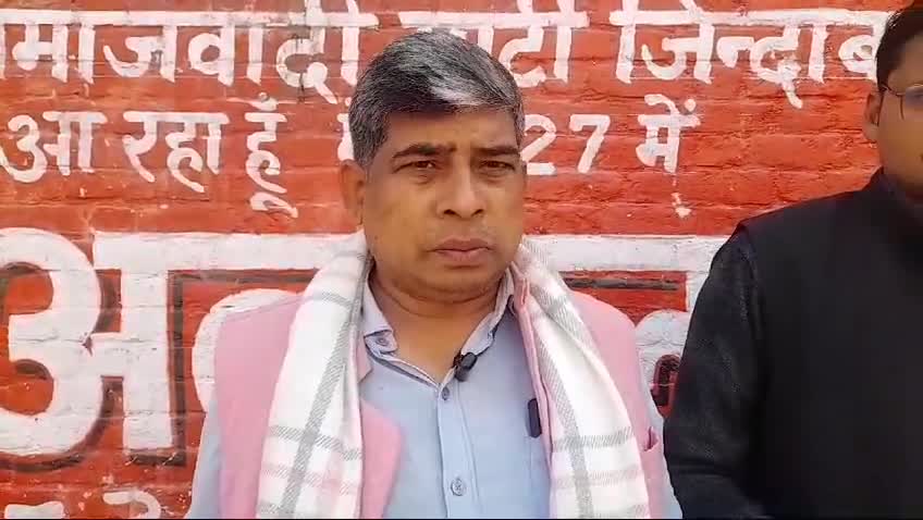 #गंजडुंडवारा: समाजवादी पार्टी के कार्यकर्ताओं ने एक अनोखा विरोध प्रदर्शन किया। चुनाव आयोग की निष्पक्षता पर सवाल उठाते हुए चुनाव आयोग को एक कफन पेश किया गया। मिल्कीपुर उपचुनाव में जिस तरह से चुनाव आयोग की कार्यप्रणाली रही है वह अफसोसनाक है।