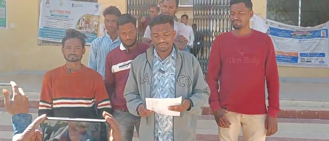 भरनो प्रखंड विकास पदाधिकारी को मुखिया उपचुनाव कराने के संबंध में ज्ञापन सौंपा गया