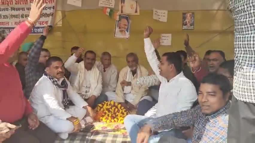 बिहार के 55 हजार डिलर अपनी माँग को लेकर अनिस्चित्कालिन हरताल पर हैं बिहार के pds का मान्देय के रूप में 30000 हजार रुपये