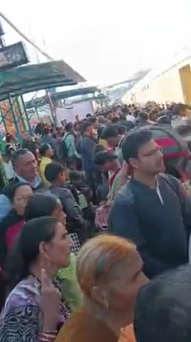 ye video mahakhub प्रयागराज की है
इतना बीड़ बड़ जाने से यात्रियों को हुई मुश्किल।