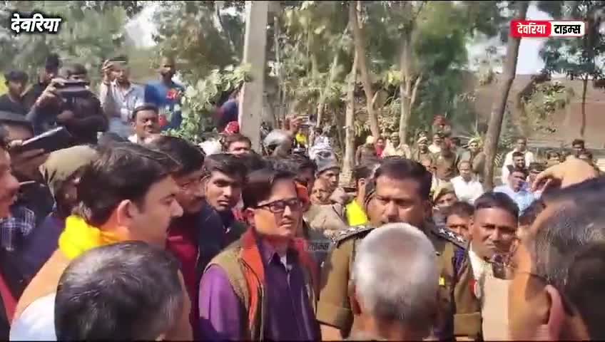 बरवा उपाध्याय पहुचे सदर #विधायक शलभ मणि,पीड़ित #परिवार से मिले।