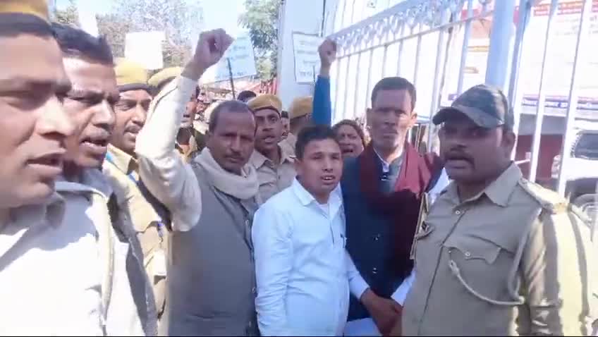 ग्राम रक्षा दल ने एक विशाल धरना प्रदर्शन किया गया में